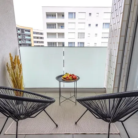 Lägenhet Colorful - Balcony, Free Parking, By Gravity *