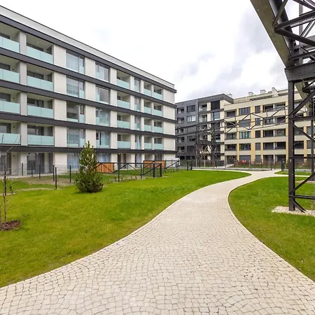 Colorful - Balcony, Free Parking, By Gravity Apartment *